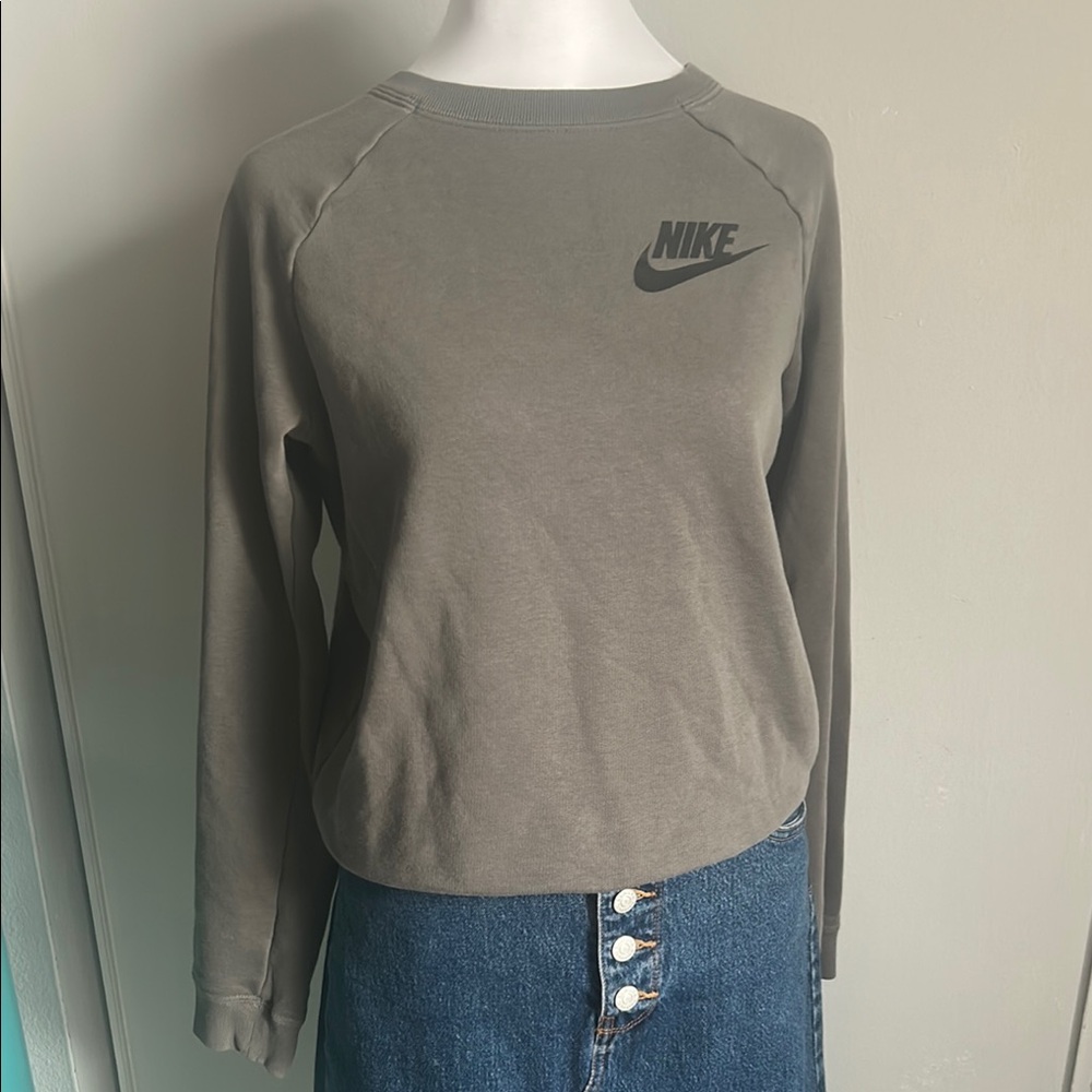 Nike Women's Logo Gray Long Sleeve Crewneck Sweatshirt Athletic Loungewear - Picture 3 of 10